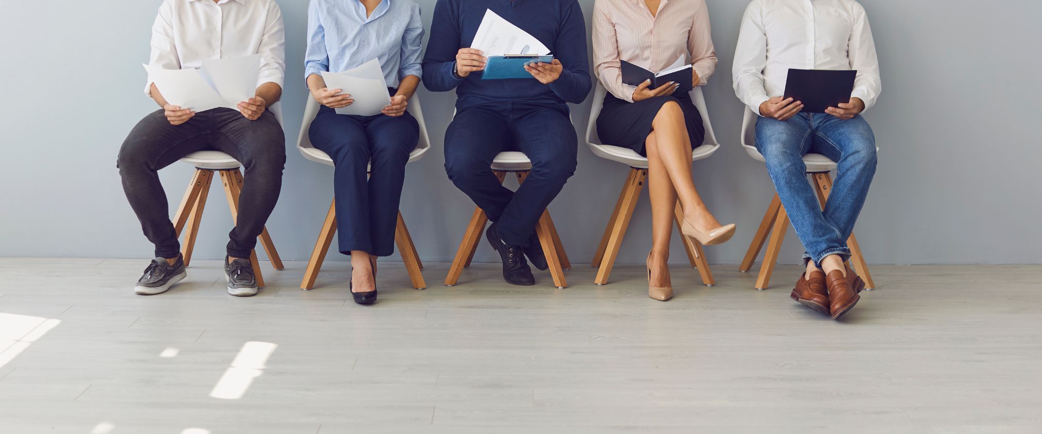 Personas esperando para  una entrevista de empleo