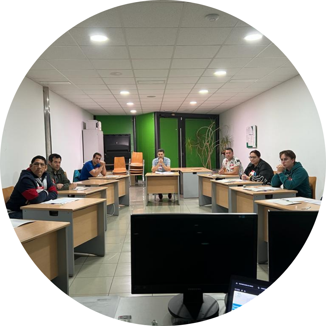 Trabajadores que realicen trabajos con riesgos de caídas en altura, como por ejemplo trabajos en cubiertas, trabajos de estructuras metálicas, instalaciones de antenas y torres eléctricas, ...